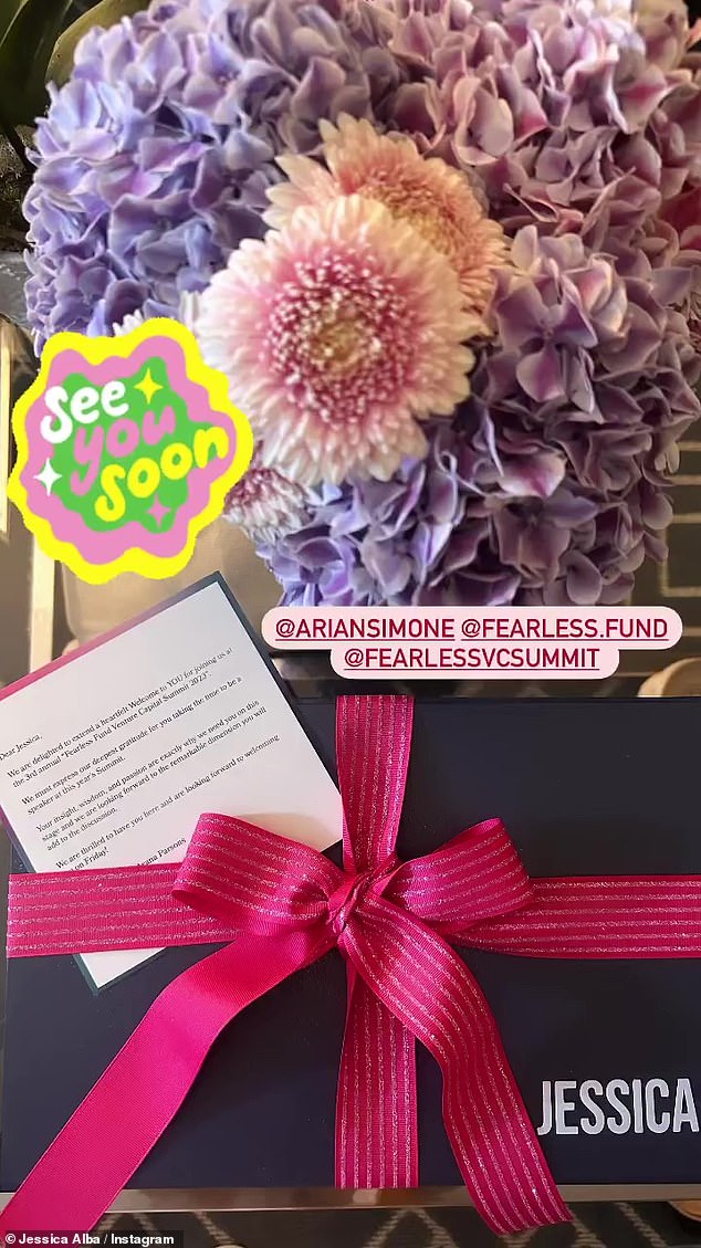 До скорой встречи!  В преддверии своего выступления Альба поделилась фотографией сладкого букета цветов, записки и подарка от Fearless Fund в своей истории в Instagram.