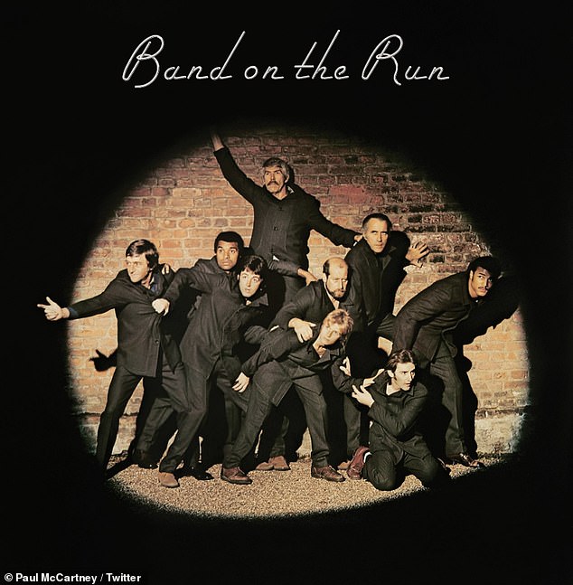 Воспоминания: Пол добавил: «Он появился на обложке «Band on the Run» как один из беглых каторжников в заглавной песне».