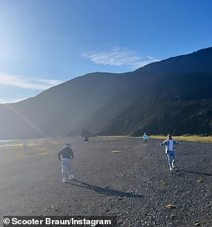 Решив проигнорировать недавние последствия, Скутер во вторник утром поделился каруселью фотографий из поездки в своем Instagram.