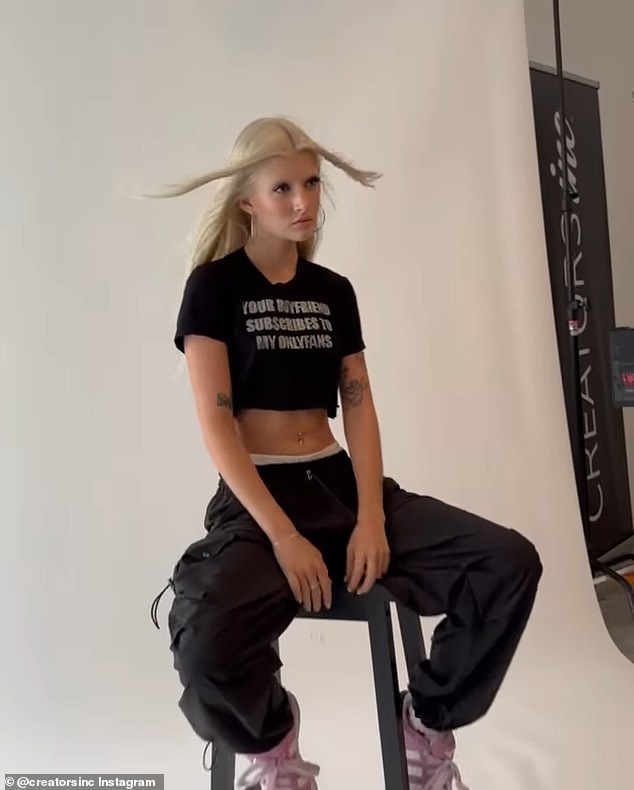 Звезда OnlyFans: в своем последнем посте в Instagram 19-летняя влиятельная женщина в социальных сетях надела черный укороченный топ с надписью: «Твой парень подписывается на мой OnlyFans»