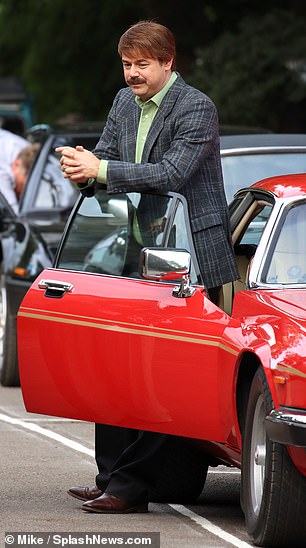 В действии: телезвезда видела, как вылезает из винтажного красного Jaguar XJS
