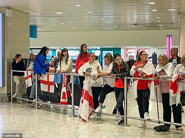 Возвращение домой: футбольные болельщики Англии ждут прибытия женской сборной в лондонский аэропорт Хитроу во вторник