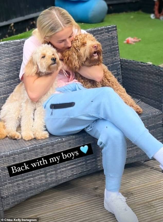 Детский сад для собак: Хлоя опубликовала в Instagram свою фотографию со своими собаками, написав: «Снова с моими мальчиками».