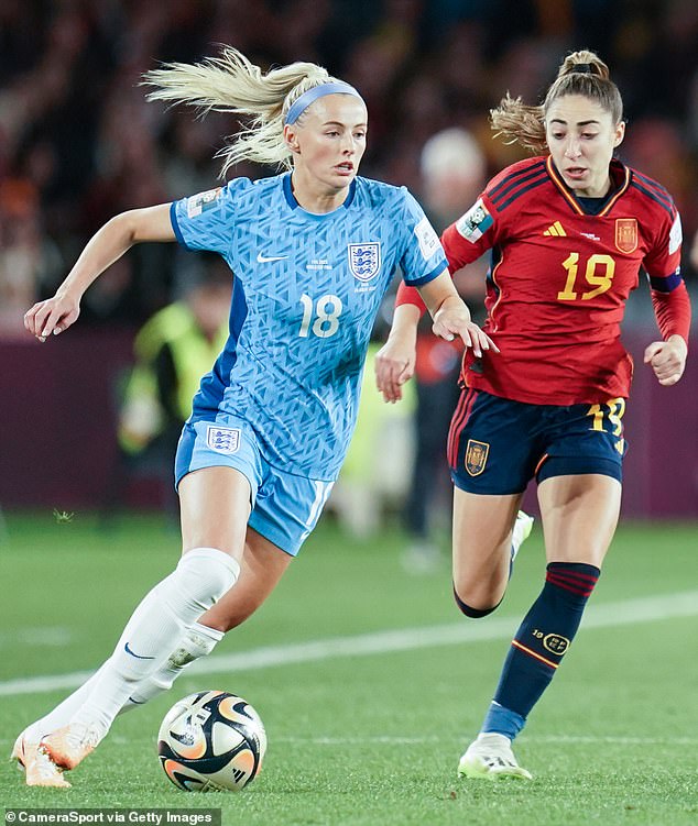 Битва: Хлоя из Англии находится под давлением со стороны Ольги Кармоны из Испании во время финала чемпионата мира по футболу среди женщин