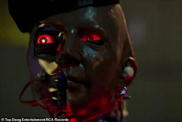 Ух ты: звезда флиртовала с роботом в научно-фантастической сцене