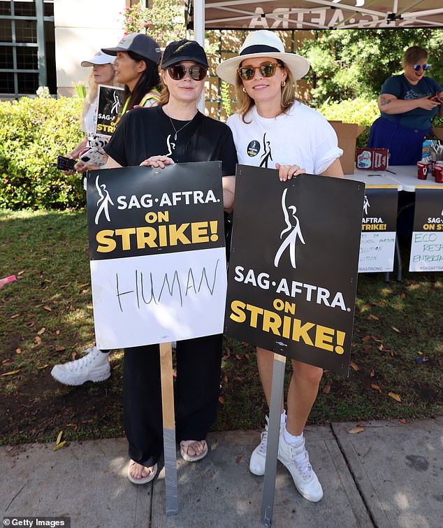 Звезды: 49-летняя кинозвезда несла SAG-AFTRA On Strike, добавив к нему слово «Человек» во время своего пятничного дневного пикета;  видел с Элизабет Бэнкс