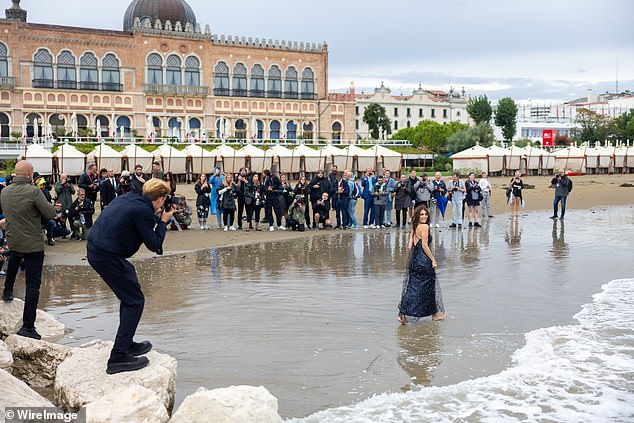 Требуется деревня: Катерина стояла в море, а фотографы собрались вокруг нее