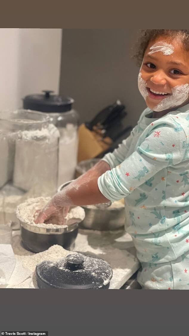 Слишком мило: в понедельник Трэвис Скотт поделился очаровательным снимком своей пятилетней дочери Сторми Вебстер со своими 51,3 миллионами подписчиков в Instagram.