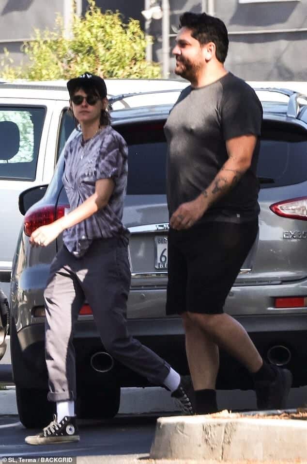 Беззаботно: Кристен Стюарт продемонстрировала свой небрежный стиль в пятницу в Лос-Анджелесе, когда она вышла в черно-белой футболке с принтом тай-дай.