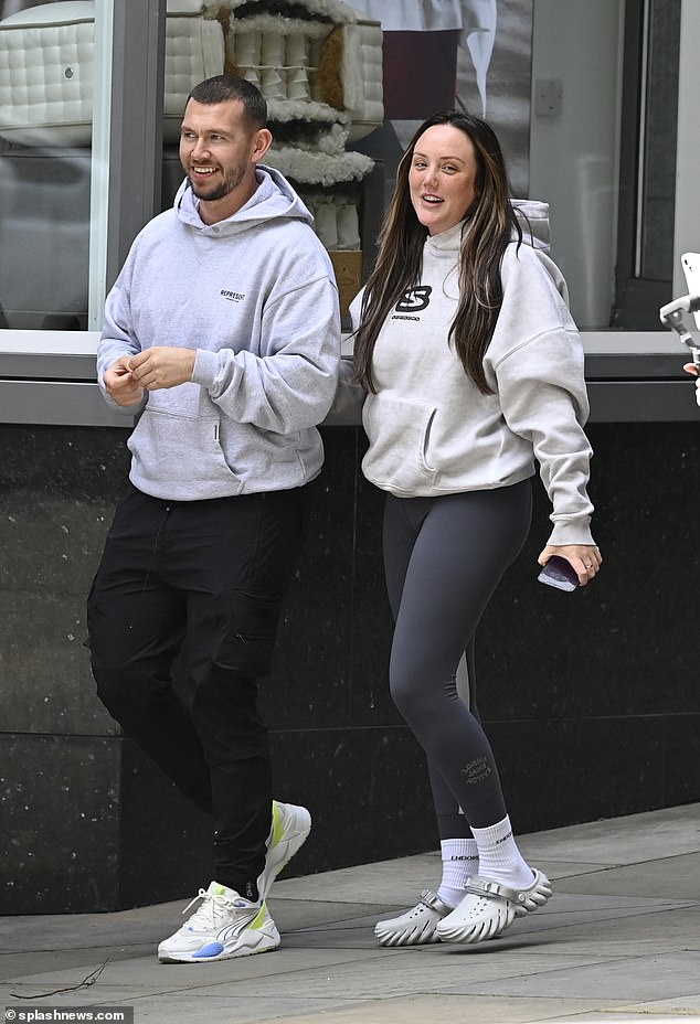 Шарлотта Кросби выглядит небрежно в толстовке с капюшоном и леггинсах, прогуливаясь рука об руку со своим бойфрендом Джейком Анкерсом в Манчестере.