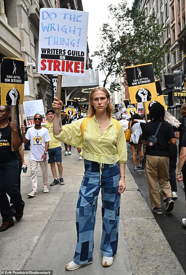 Томми Дорфман вышел на пикет в знак протеста против забастовки SAG-AFTRA и WGA возле нью-йоркского офиса Netflix… после жалобы на «13 причин, почему платят»