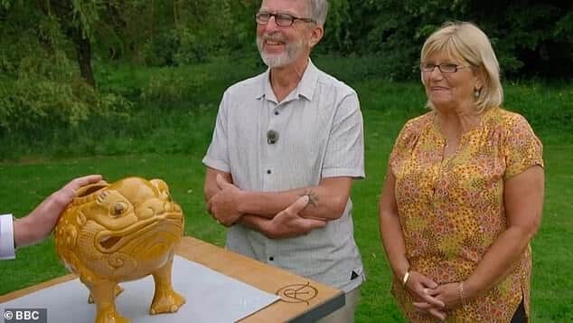 Зрители Antiques Roadshow пришли в ужас, когда гость обнаружил невероятную ценность «уродливого» подарка от своей мамы