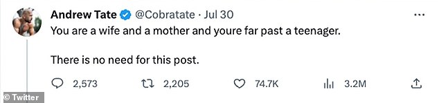 Потрясающе: В июле 52-летняя ведущая Heart FM опубликовала в Твиттере пикантную фотографию, на которой она наслаждается душем у бассейна в сексуальном черном бикини, что вызвало мерзкую реакцию со стороны бывшей участницы «Большого брата», прозванной «королем токсичной мужественности».