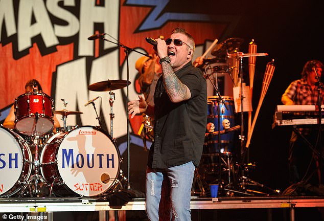 Цена славы: фронтмен The Smash Mouth столкнулся с проблемой физического и токсикомании после успеха группы в 90-х - начале 2000-х.