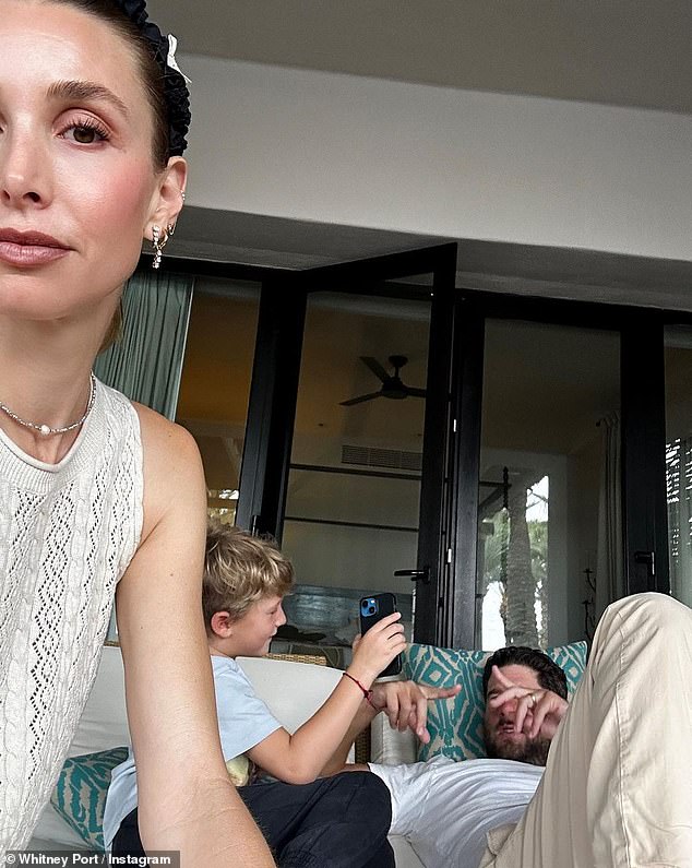 Семья из трех человек: ранее в этом году Уитни поделилась в Instagram снимком троицы, тусующейся на отдыхе.