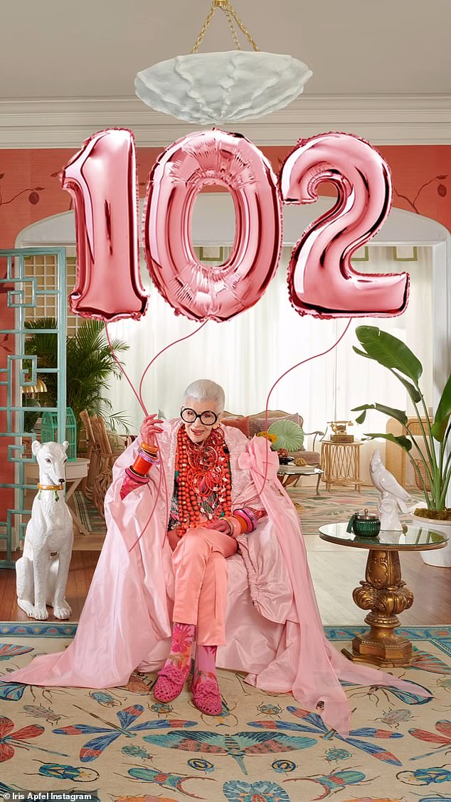 Знаменитый: Кэрол была одета в купальник Iris Apfel x для коллекции H&M 100.  Легендарная икона моды Айрис в этом месяце отметила свой 102-й день рождения.