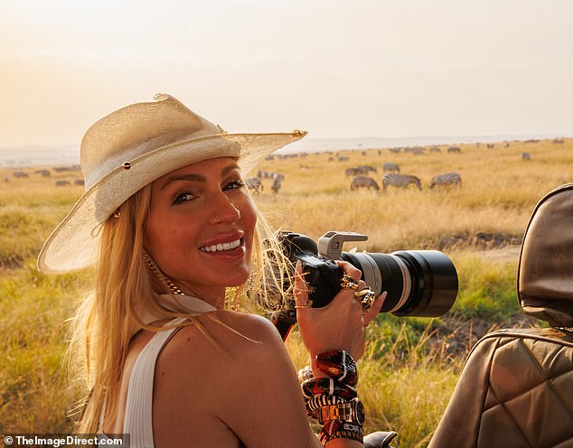 Фотограф дикой природы: 34-летняя бывшая звезда сериала «Продажа заката» выглядела так, словно воссоздавала сцены из культового фильма 1985 года «Из Африки», когда она держала в руках профессионально выглядящую камеру с гигантским зум-объективом.