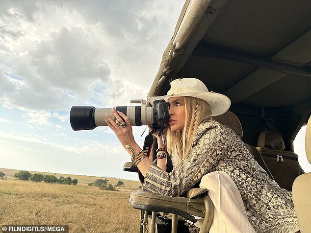 Змеиная кожа: на некоторых фотографиях она носила черно-белую куртку со змеиным принтом поверх топа и брюк.