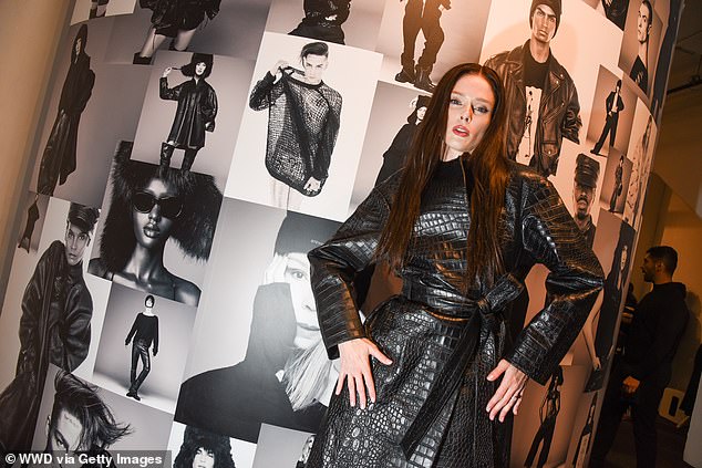 Повеселиться: красавица надела черные туфли на платформе, которые были закреплены тонкими ремешками, охватывающими ее лодыжки.