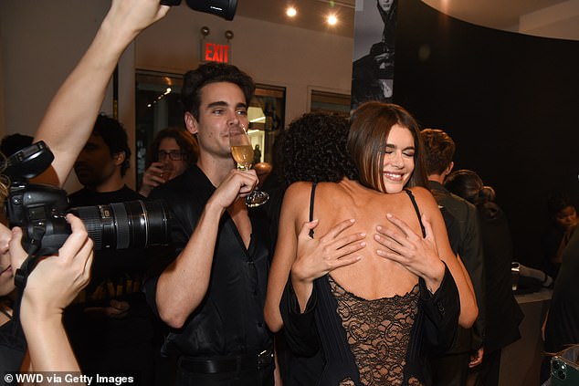 Ассортимент: модели, от джинсов до кожаных изделий и искусственного меха, станут доступны с 18 сентября.