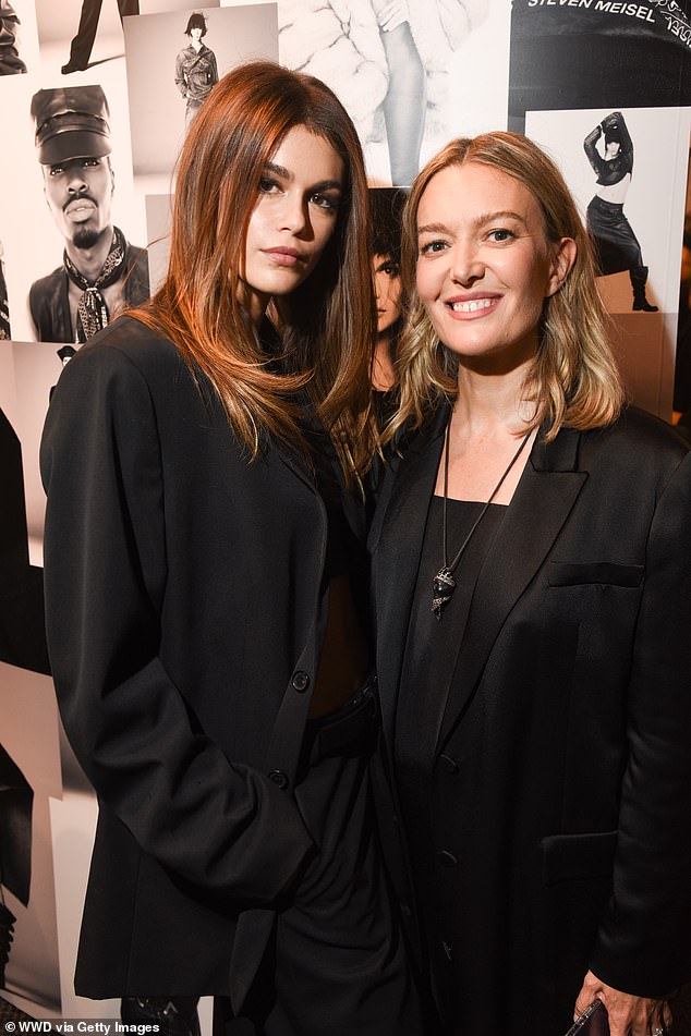 Празднование: также было замечено, как Кайя разговаривала с Мартой Ортегой, которая также была одета в однотонный наряд.