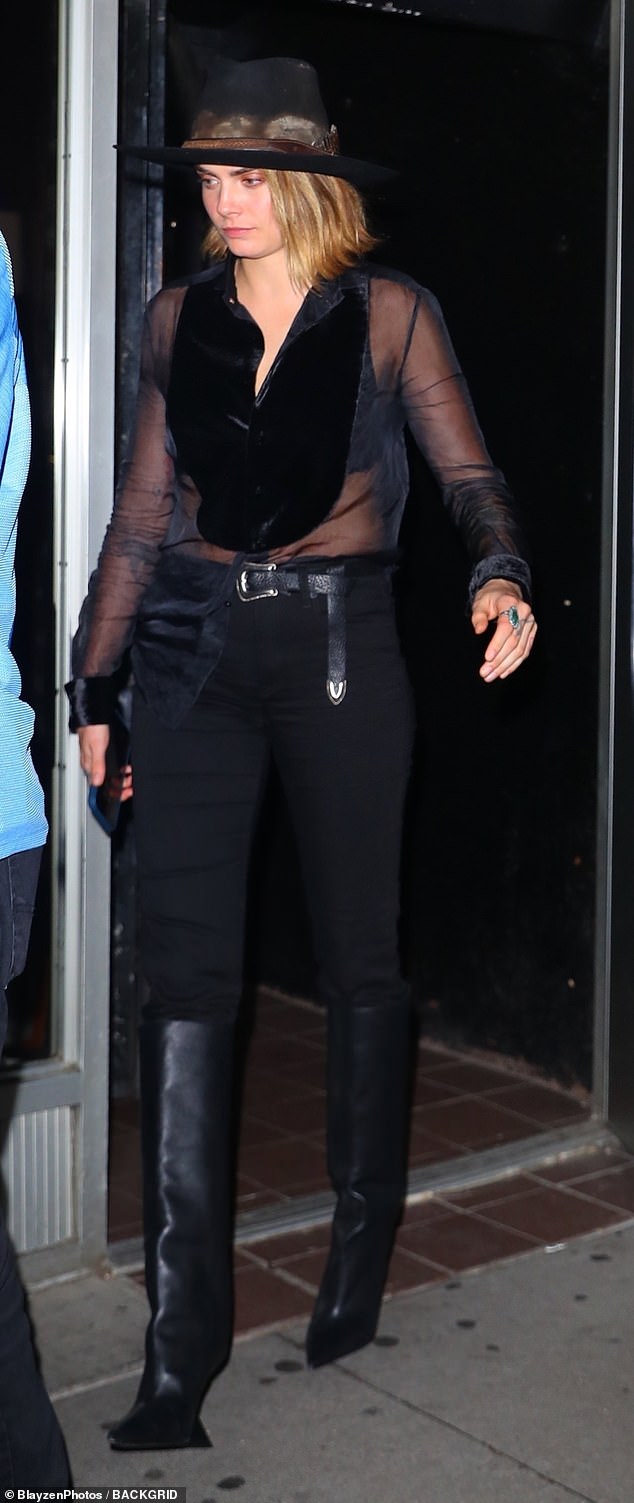 Приятели: к ней присоединилась 31-летняя модель Кара, которая была одета в полупрозрачную черную блузку с воротником с меховой отделкой и джинсы.