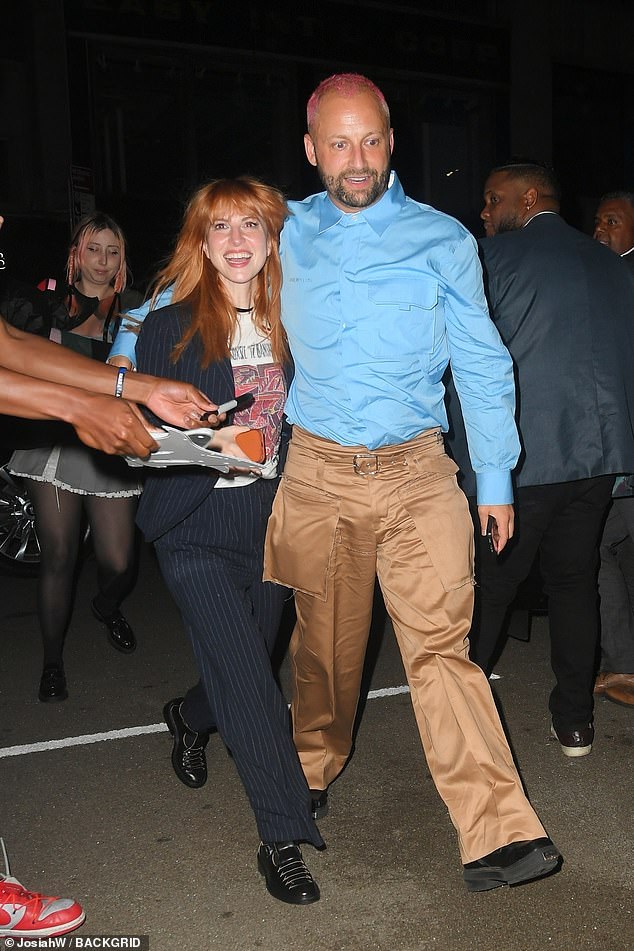 Сияние: солистка Paramore, 34-летняя Хейли Уильямс, широко улыбнулась, выходя из студии звукозаписи вместе с парой.