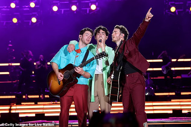 Аншлаг: The Jonas Brothers выступили перед аншлагом на стадионе Доджер в Лос-Анджелесе в субботу вечером.