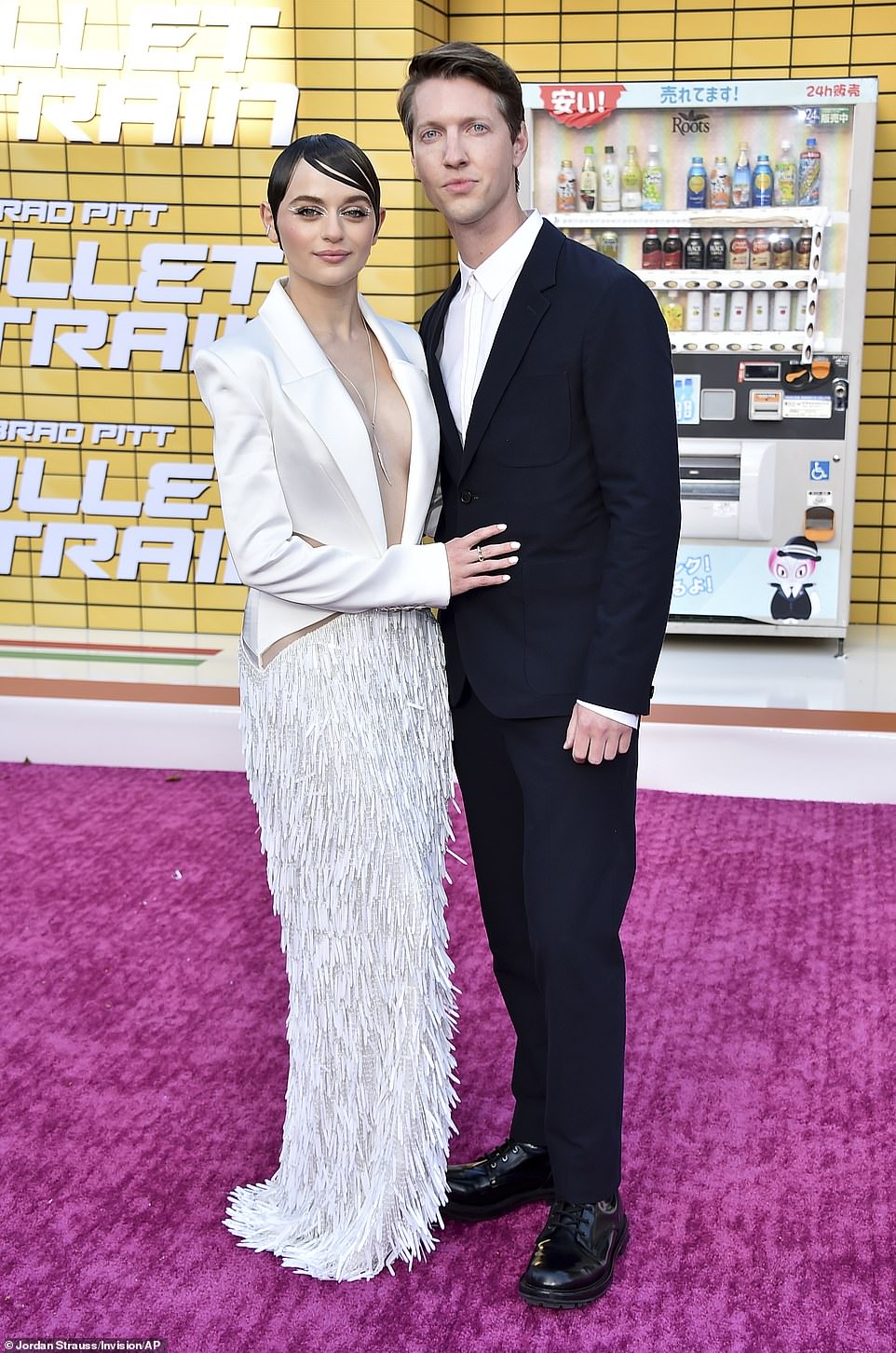 Поздравляем: Кинга и Пита видели на ковре цвета фуксии в августе 2022 года в Лос-Анджелесе на съемках ее фильма «Сверхскоростной поезд».