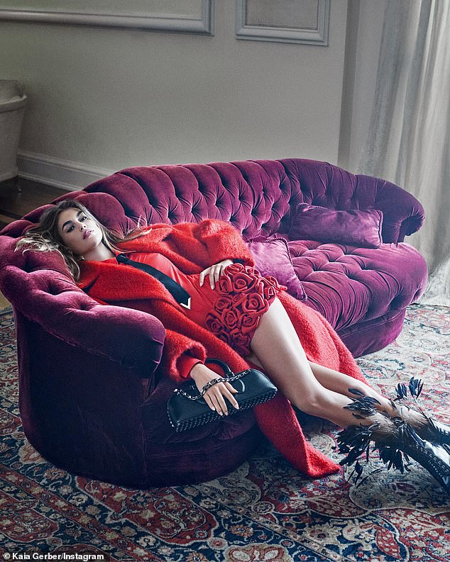 Красный на фиолетовом: на мрачных фотографиях, сделанных Стивеном Мейзелем, супермодель распустила волосы.  На одном из изображений она была в пушистом красном пальто от Valentino.