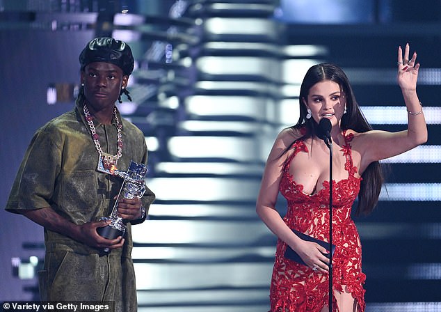 Победитель: Селена победила в номинации «Лучшие афробиты» за песню «Calm Down» с Ремой.
