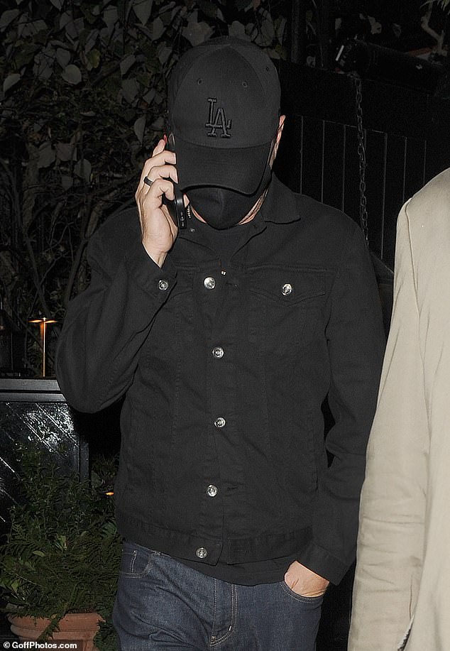 Скромно: голливудский тяжеловес на прогулке в ресторане надел свою фирменную черную кепку и маску.