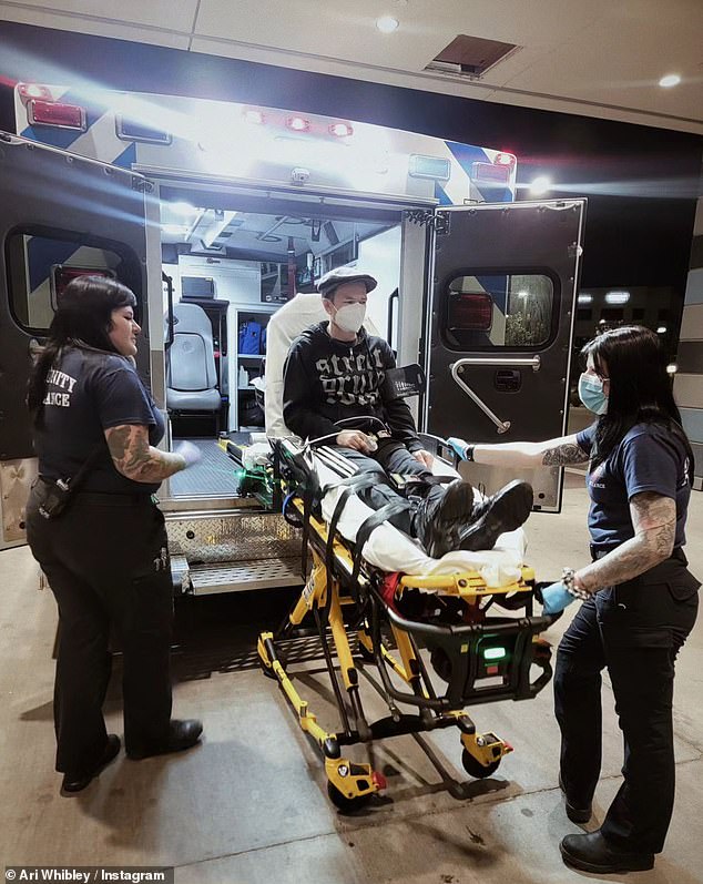 Страшно: в пятницу жена Уибли объявила, что певца и гитариста Sum 41 срочно доставили в отделение неотложной помощи с фотографией, на которой его везут на каталке в машину скорой помощи в маске.