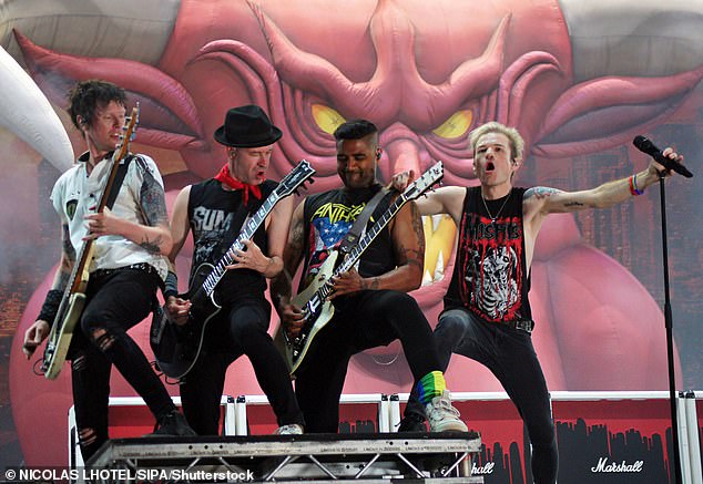 Расставание: в мае Sum 41 объявили о своем распаде после последнего тура в качестве хедлайнеров и восьмого и последнего студийного альбома.