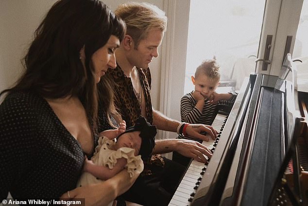 Семейные дела: канадский рокер и его жена являются счастливыми родителями двоих детей: трехлетнего сына Лайдона и шестимесячной дочери Квентин.