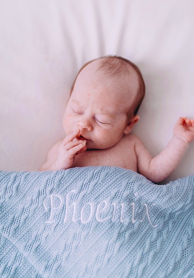 Мило: на других трогательных кадрах видно, как младенцы-близнецы спят под одеялами, на которых вышиты их имена.