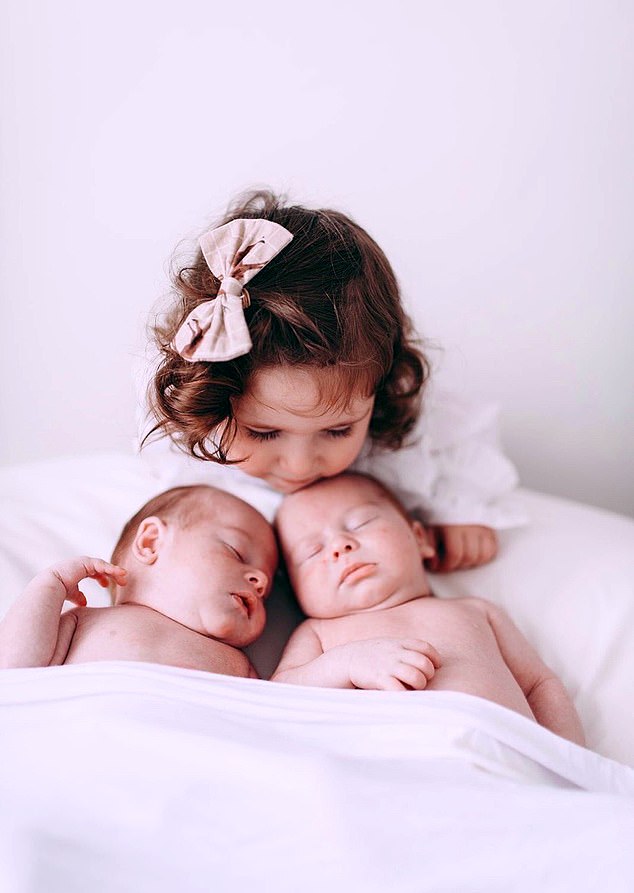 Старшая сестра: на фотографиях видно, как Анастасия носит милый бантик в волосах и позирует со спящими младшими братьями.