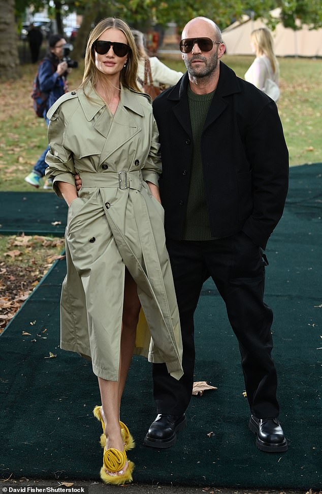 Пара: Рози Хантингтон-Уайтли и ее жених Джейсон Стэтхэм выглядели влюбленными, когда они посетили звездный показ Burberry во время Недели моды в Лондоне в понедельник.