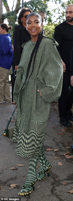 Burberry: Габриэль Юнион привлекла внимание в привлекательном зелено-белом пальто с узором и на туфлях в тон.