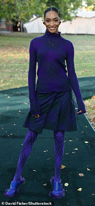 Потрясающе: Джордан Данн поразила всех синим ансамблем, состоящим из вязаного джемпера, юбки в клетку и колготок.