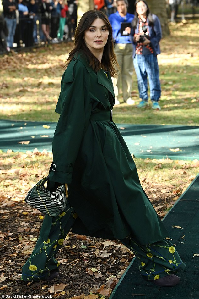 Невероятно: Рэйчел Вайс поразила своим огромным изумрудно-зеленым пальто и брюками с рисунком.