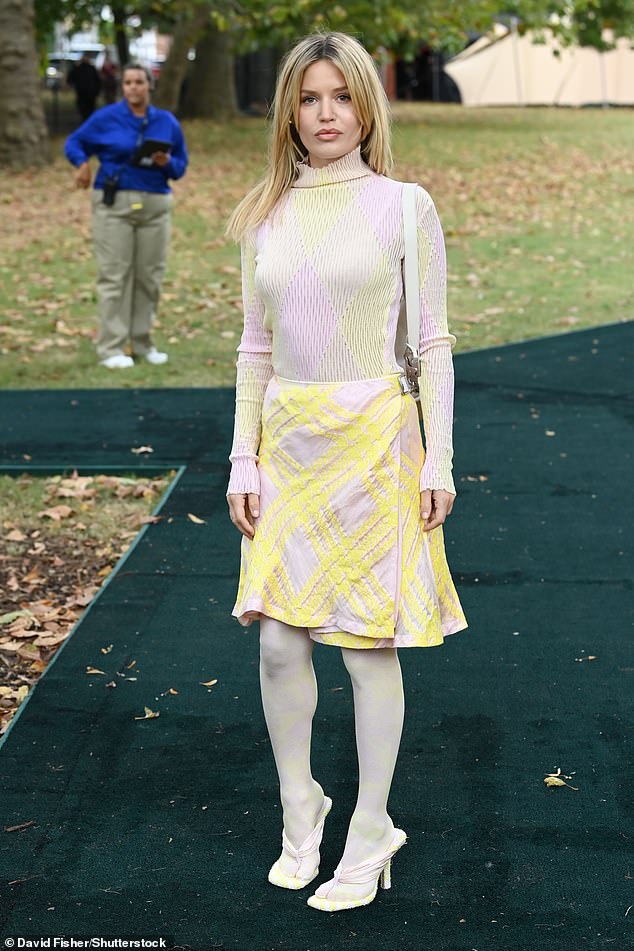 Смелое: Джорджия Мэй Джаггер выглядела воплощением шика в вязаном сиреневом топе и желтой юбке-миди в сочетании с белыми туфлями на каблуке.