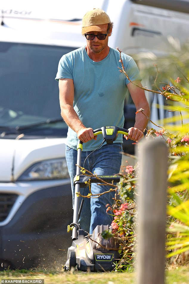 Красивый актер-менталист катил по траве электрическую газонокосилку, вспотев в синей футболке, облегающей его бицепсы и грудь.
