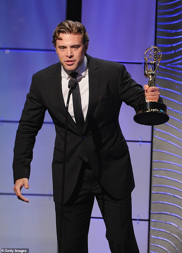 Успешный: он получил три дневных премии «Эмми» за роль Билли Эбботта в сериале «Молодые и дерзкие»;  На фото на 40-й ежегодной церемонии вручения премии Daytime Emmy Awards в 2013 году.