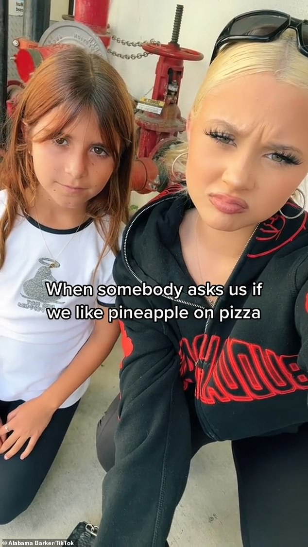 «Когда кто-то спрашивает нас, любим ли мы ананас в пицце»: она также сблизилась с 17-летней падчерицей из Алабамы Луэллой Баркер (справа), которая пригласила 11-летнюю дочь Кардашьян Пенелопу Скотланд Дисик (слева) появиться в одной из них. из ее видео в TikTok в прошлом году