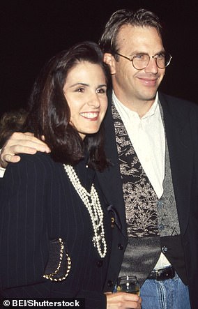 Костнер на фото со своей первой женой Синди Сильвой в 1991 году. Через три года она подала на развод, разорвав их 16-летний брак.