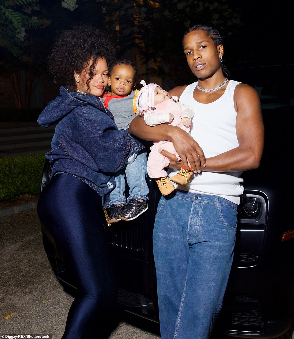 Семья: 35-летняя певица, которая 1 августа приветствовала своего мальчика вместе с возлюбленным A$AP Rocky, выглядела сияющей, когда она баюкала Riot в милой домашней фотосессии с их первенцем RZA, 16 месяцев.