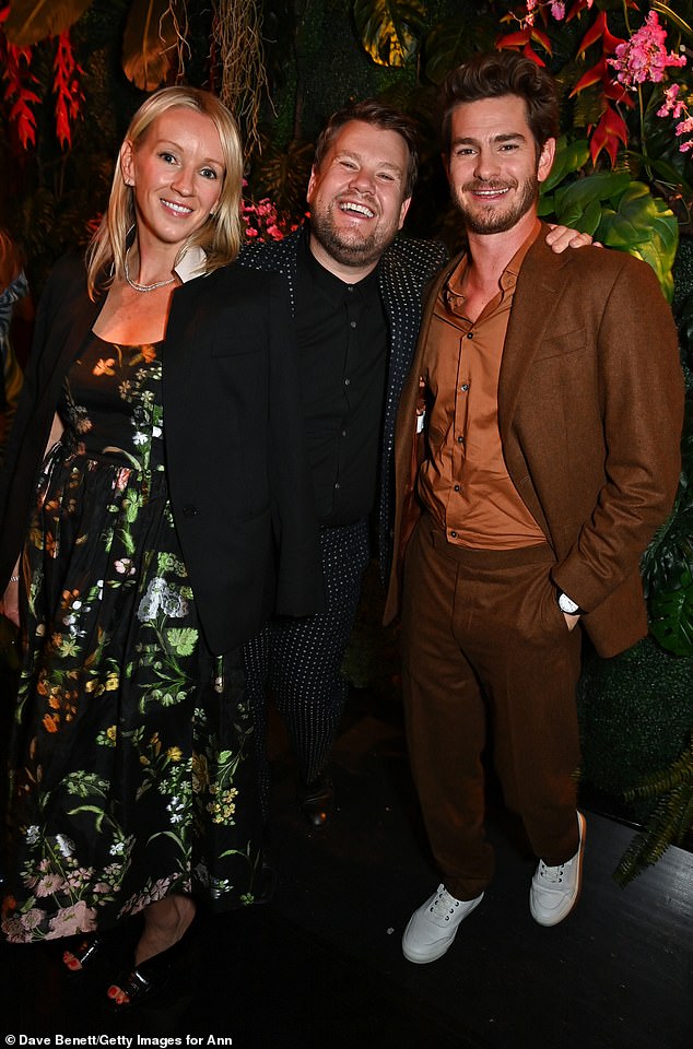 Друзья: актер Эндрю Гарфилд также присутствовал на мероприятии, улыбаясь вместе с Джеймсом и Джулией на фотографиях.
