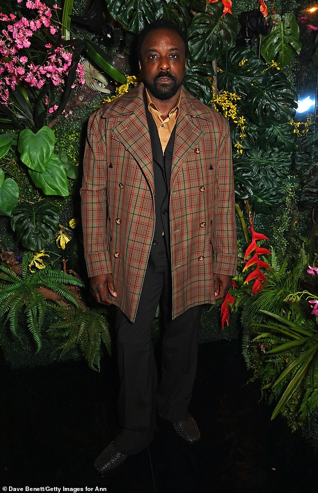Баш: актер Арион Бакаре был одет в стильный пиджак и золотую атласную рубашку