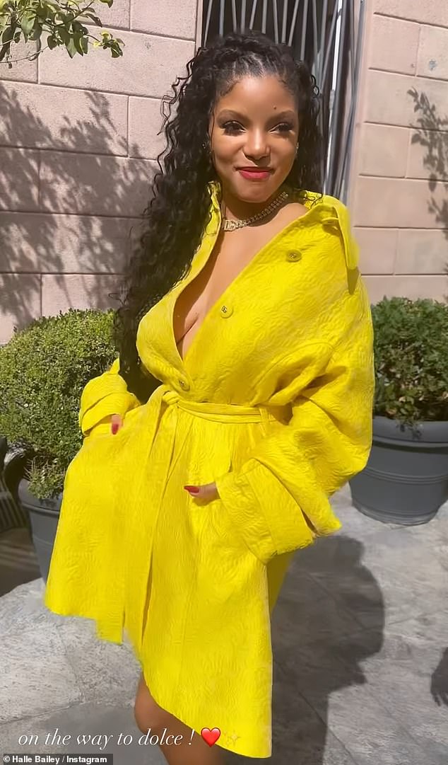 Луч света: яркий желтый оттенок платья был более заметен на нескольких снимках, которыми Холли поделилась в своих историях в Instagram в субботу.